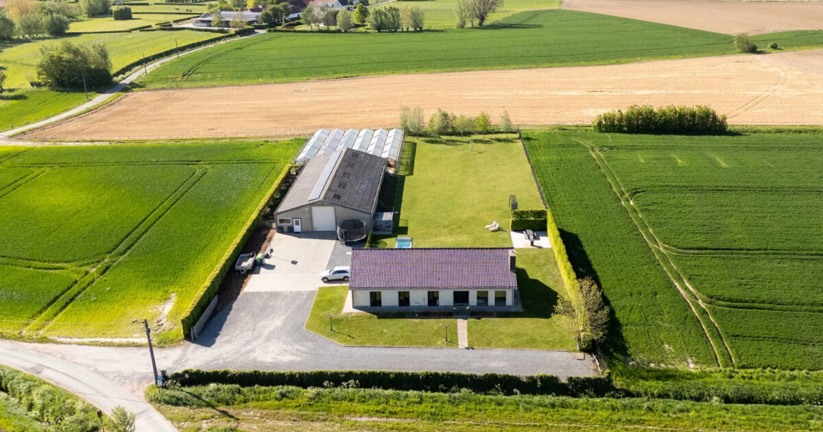Rustig gelegen instapklare woning met magazijn (+-450m²) | Becue home
